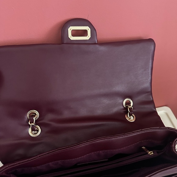 Badgley Mischka Red Quilted Shoulder Like New Travel Luggage Strap on Back - Picture 4 of 10